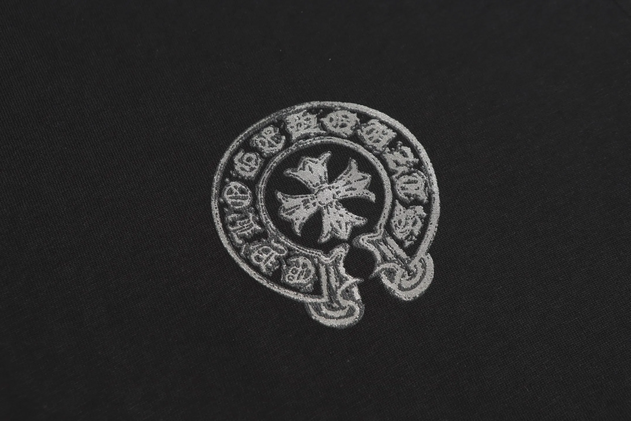 P170 Chrome Hearts CH Chrome Hearts Sanskrit cross printed short-sleeved T-shirt Printed by direct injection imported machine Hardware and accessories are all milled and customized Correctly configured Black 2025 Chrome Hearts authentic packaging 280 grams of custom-dyed double-yarn cotton Large version Loose and stylish Differentiated from lower versions, slim and long version with upper body and lower hips 100% commitment: top quality No fast food The highest version on the market Top quality - different from the ordinary versions on the market If you care about quality You must also respect the price. Absolutely zero after-sales service. The return rate so far is 0. It’s hard not to love the style. - 280g double yarn cotton custom-dyed fabric. - Correct high-density main mark. Washed tag. Hand-sewn.